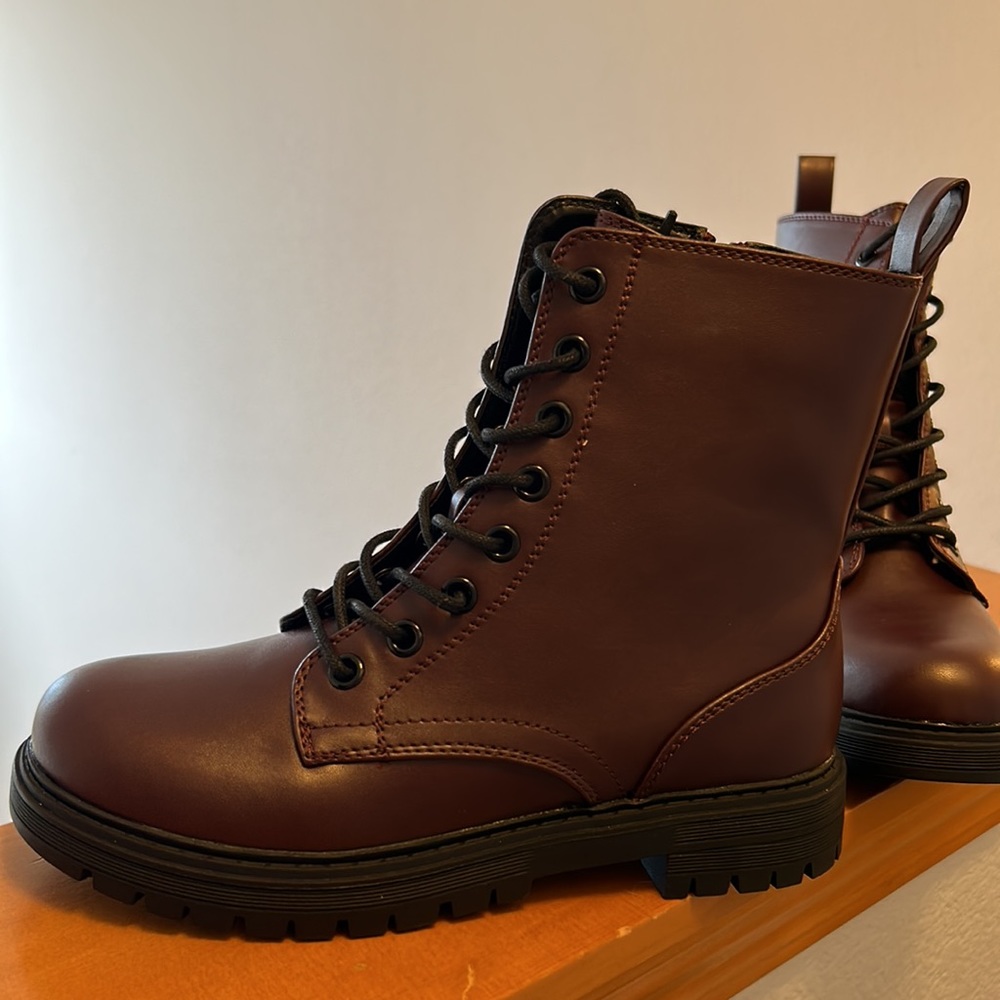 NWT Women’s Burgundy Leather Boot, Size 7.5 Style Raindeer Boot